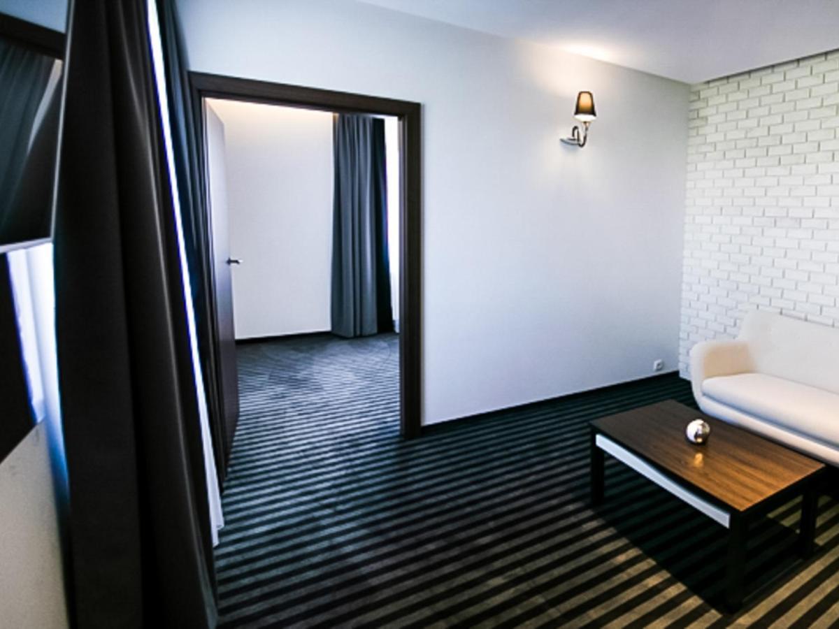 Bialy Dwor Bed & Breakfast Rychwal Eksteriør bilde